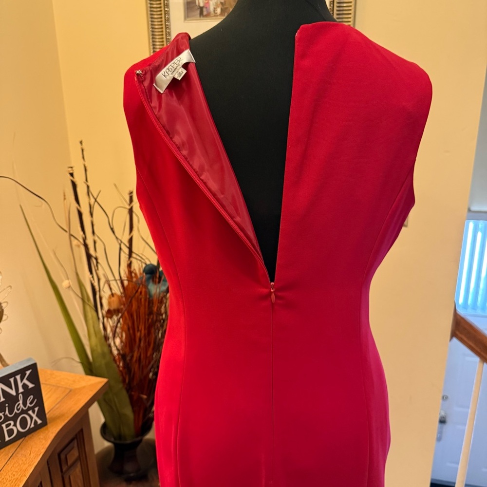 Elegant Red Sleeveless Tailored Dress - Picture 12 of 16